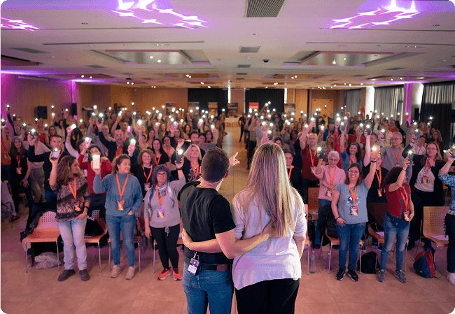 Imagen de gente con familias estelares en un evento