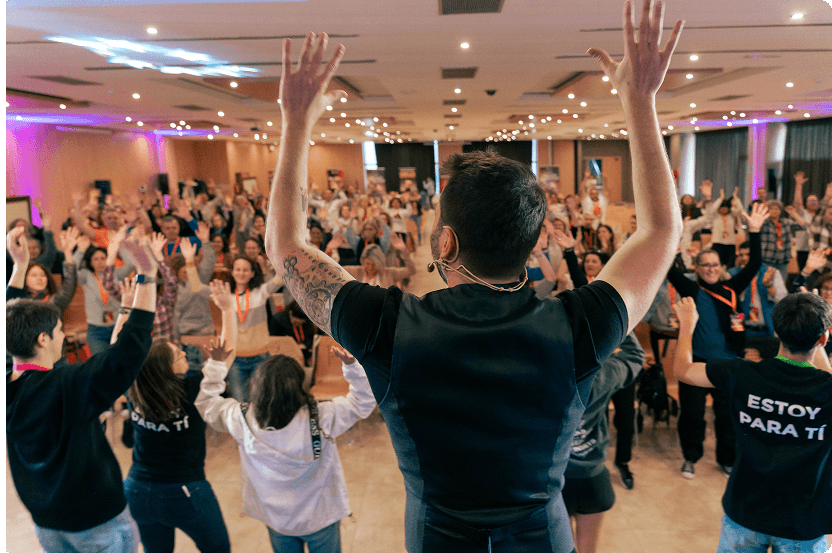 Imagen de gente con familias estelares en un evento