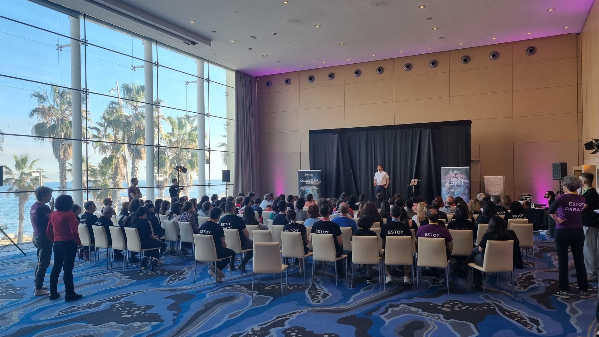 Ponencia de Vicent ante una sala llena de asistentes