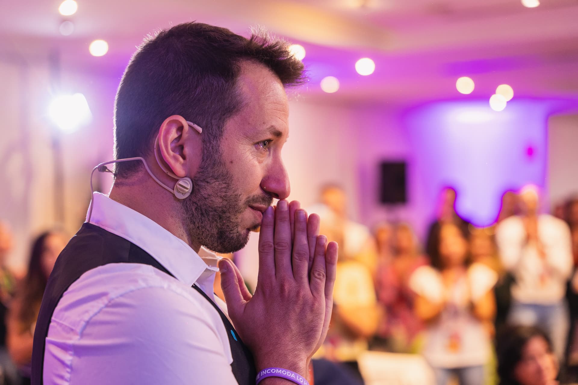 Vicent mirando con emoción y anhelo