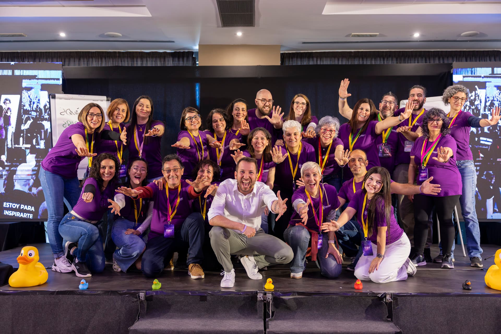 Familias reunidas en un evento de Familias Estelares, celebrando la conexión y el cambio