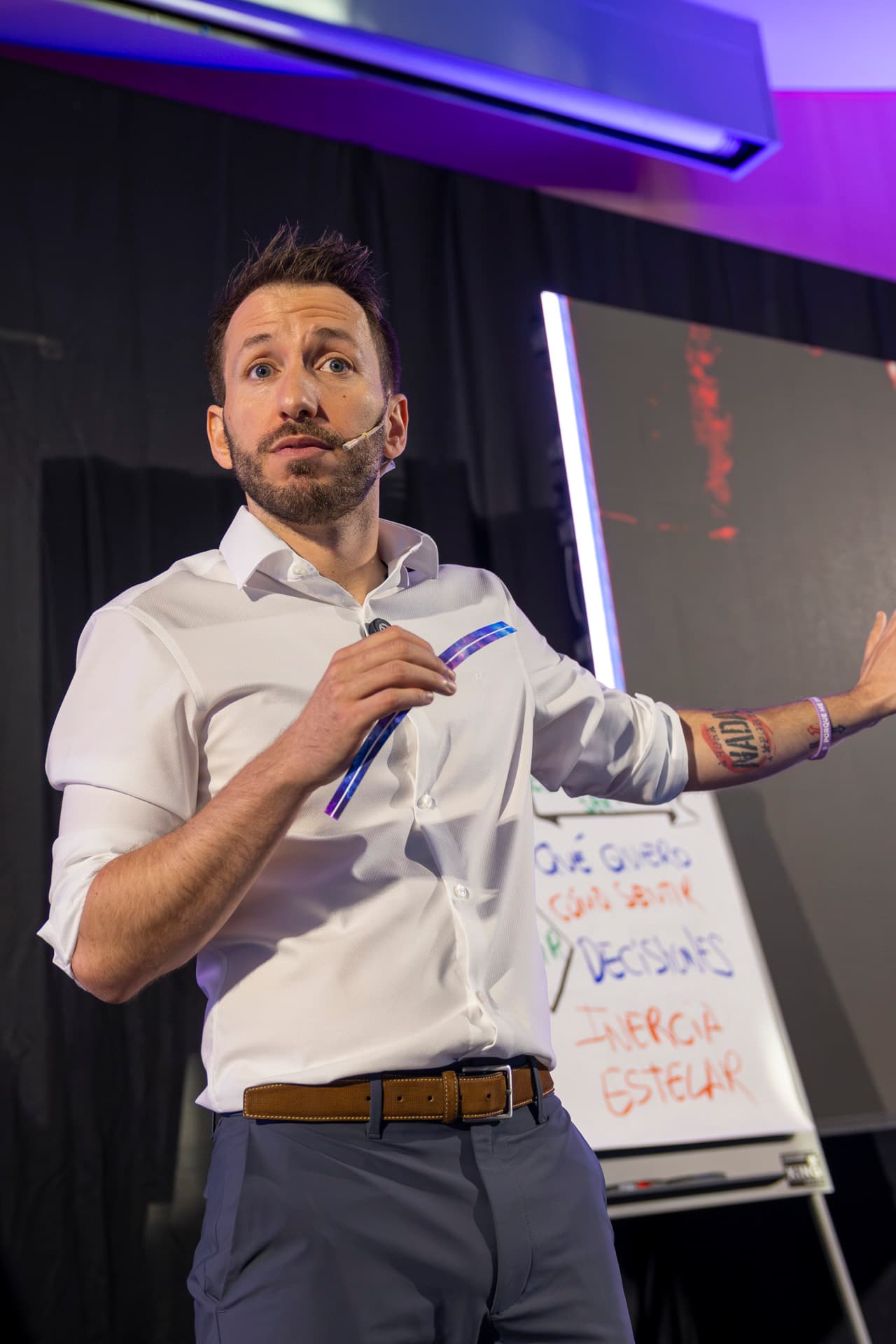 Vicent con una pizarra