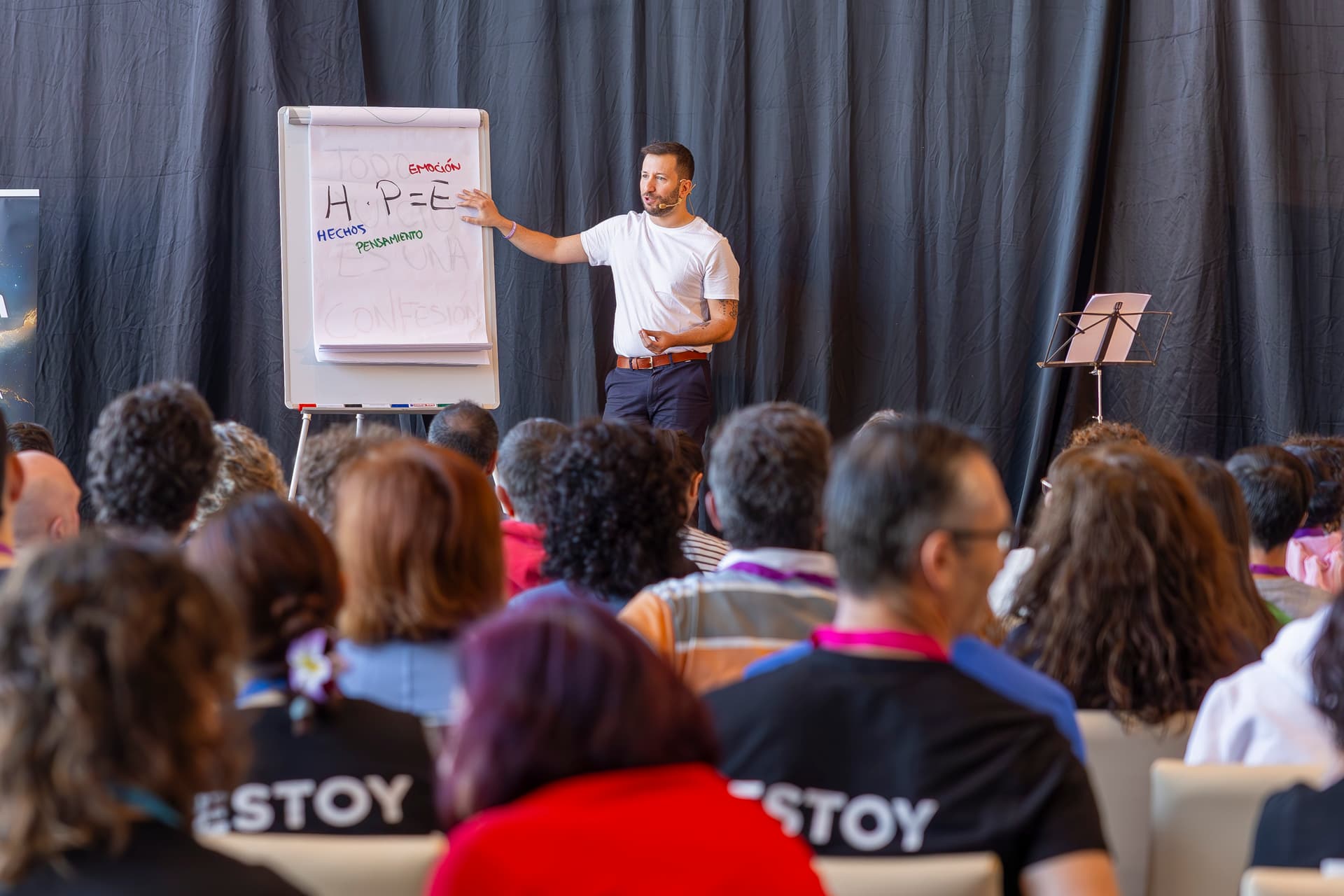 Vicent dando una charla a gente