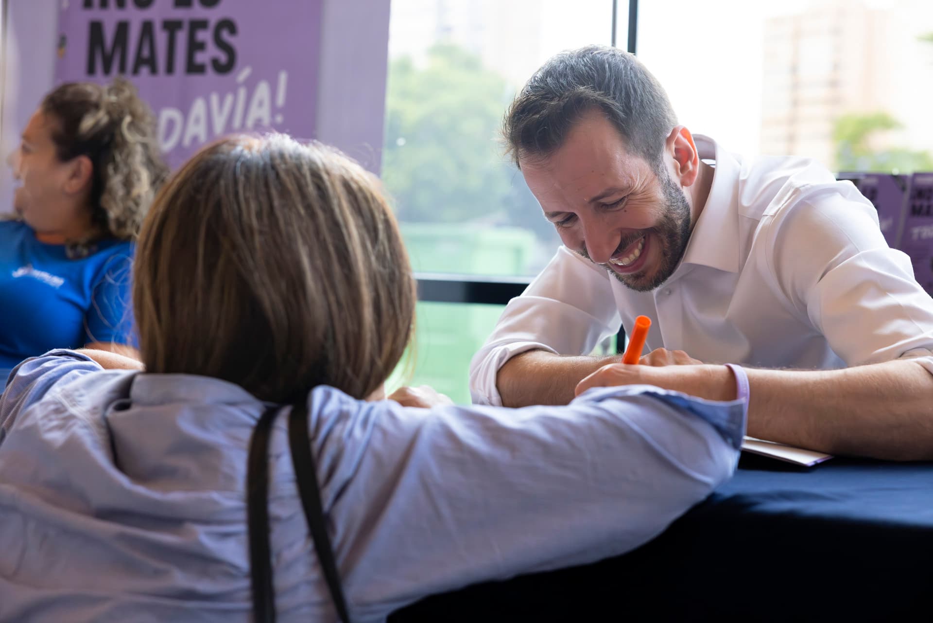 Vicent firmando un libro con un niño