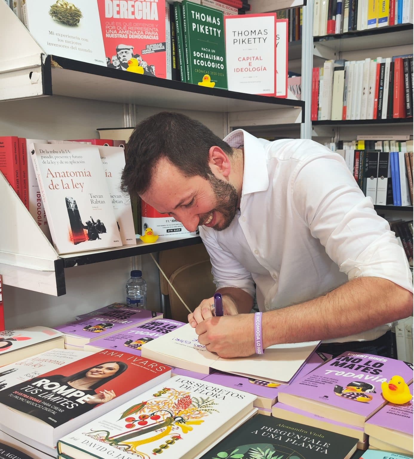 Vicent firmando libros